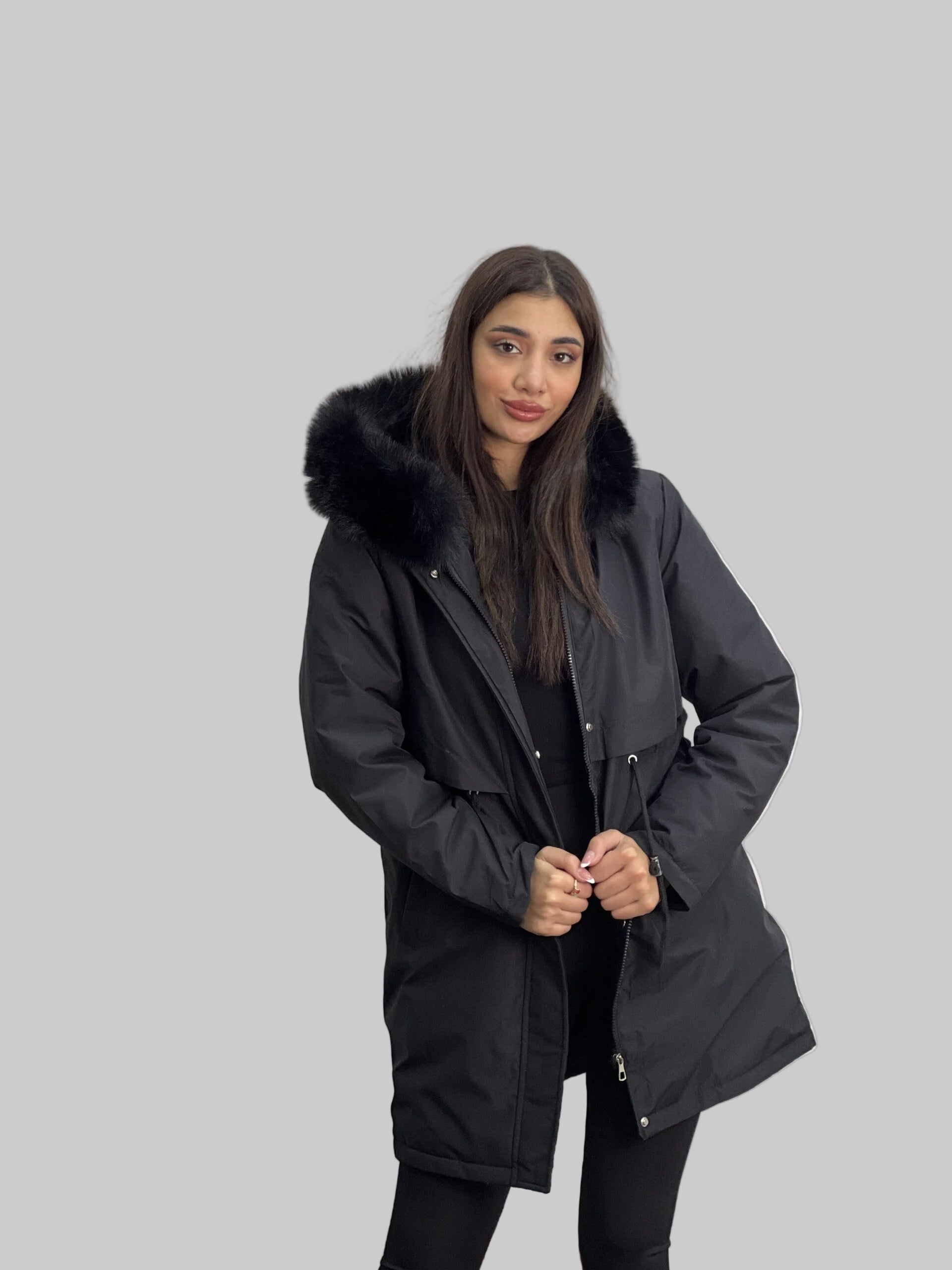 Damjacka med mellanlång huva, pälskant och dragkedja fram