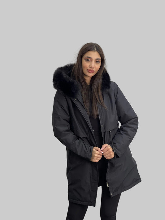 Damjacka med mellanlång huva, pälskant och dragkedja fram