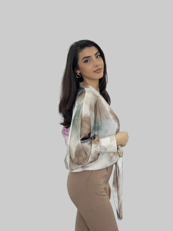 Långärmad blus med krage, drapering framtill och rund ringdekoration