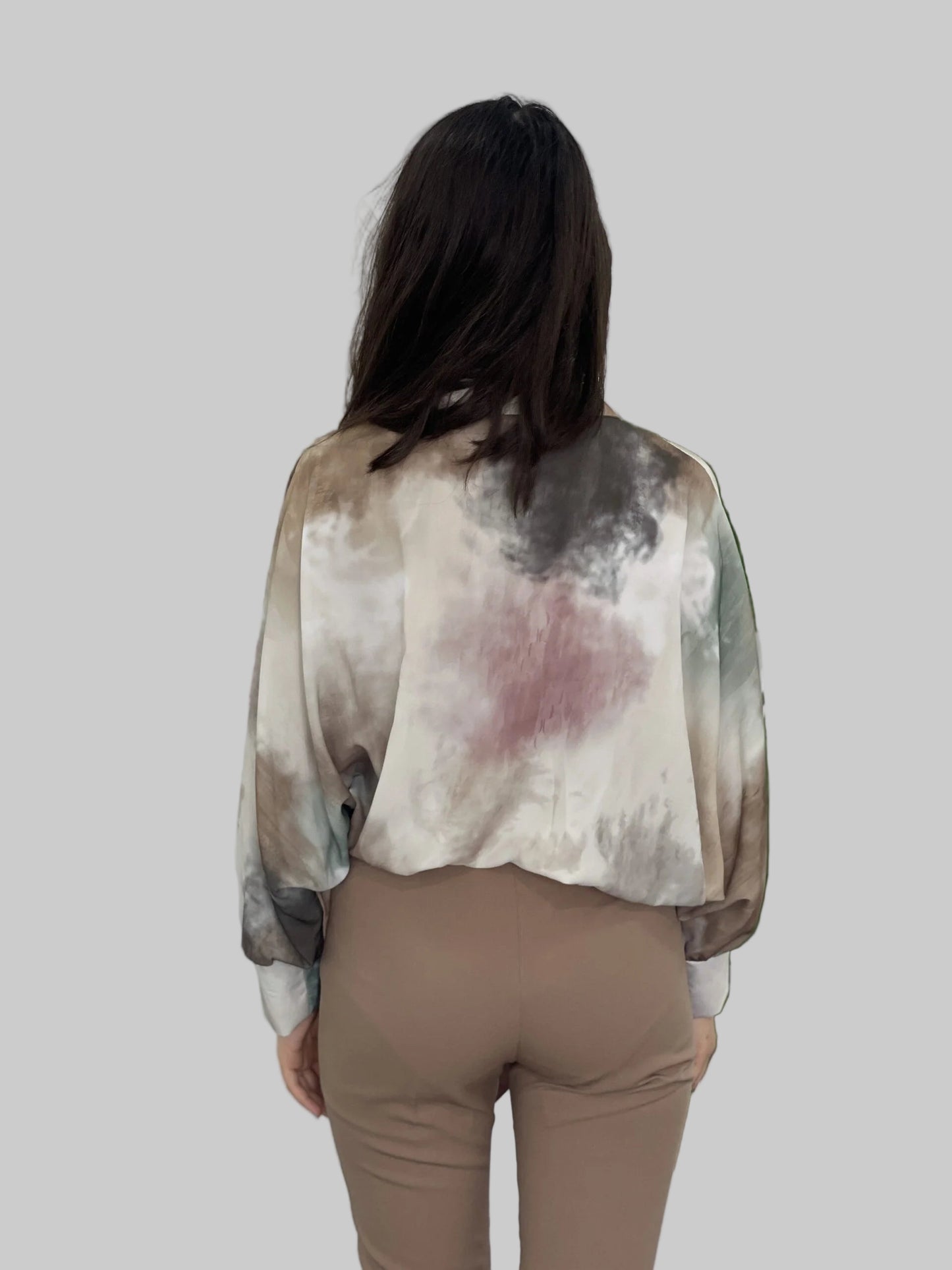 Långärmad blus med krage, drapering framtill och rund ringdekoration