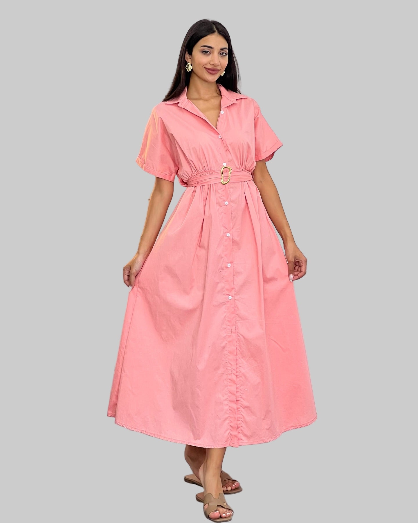 Maxiklänning med knappar framtill, skärp i midjan och korta ärmar för kvinnor