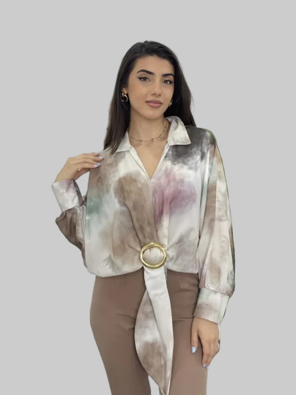 Långärmad blus med krage, drapering framtill och rund ringdekoration