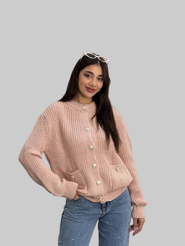 Ribbad stickad kofta med knappar framtill och fickor fram