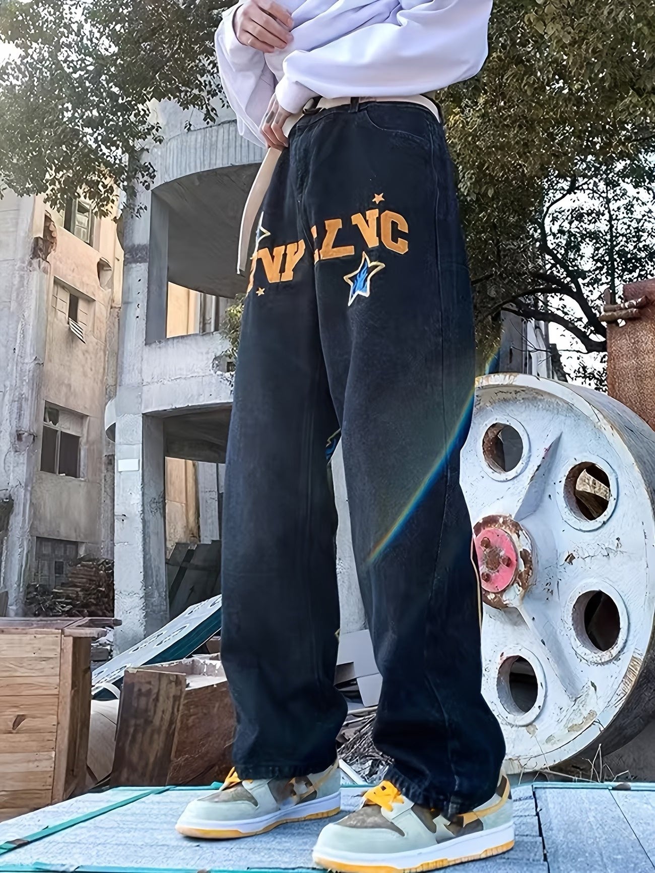Herrbyxor med vida ben och bokstäver