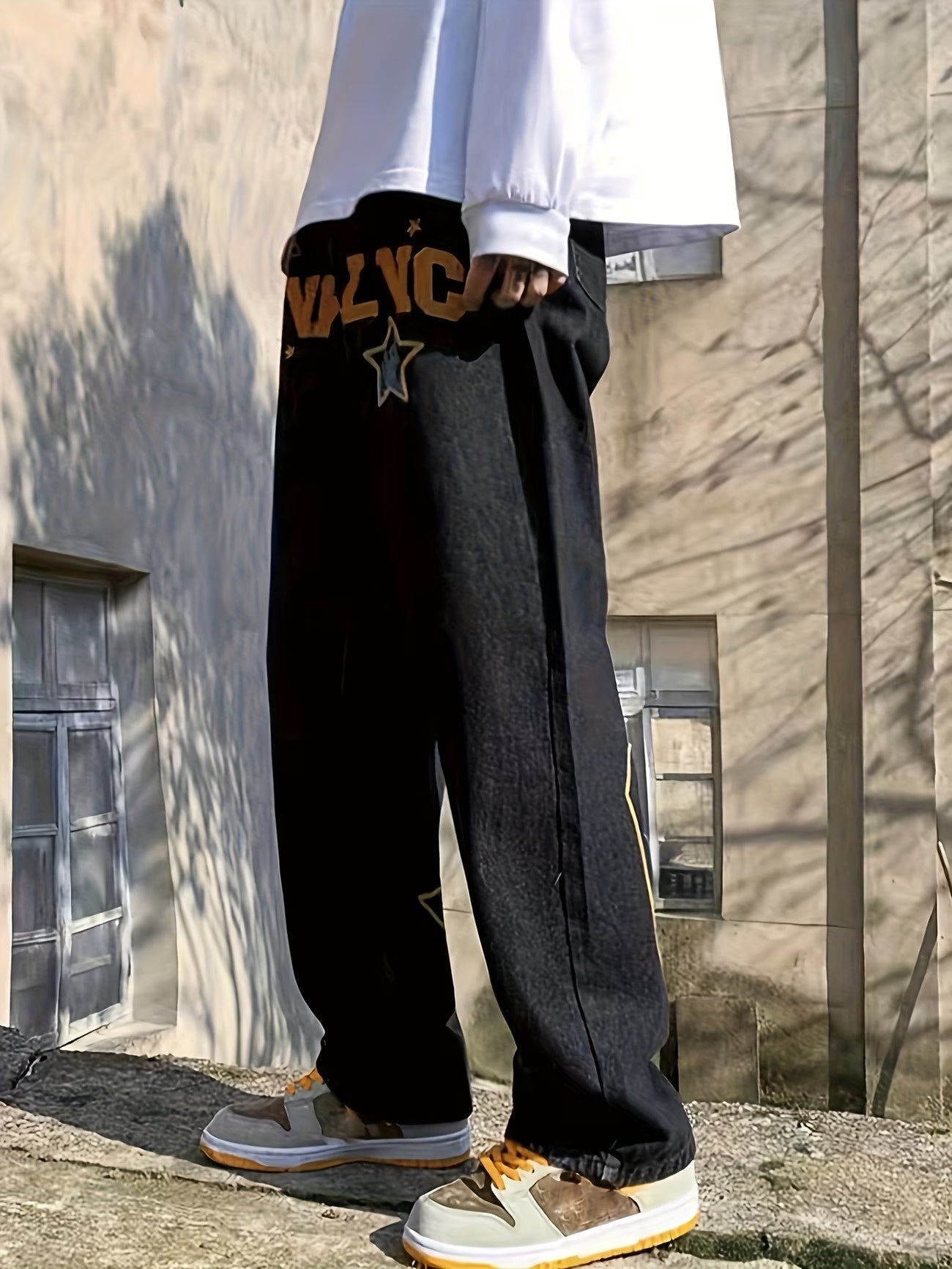 Herrbyxor med vida ben och bokstäver